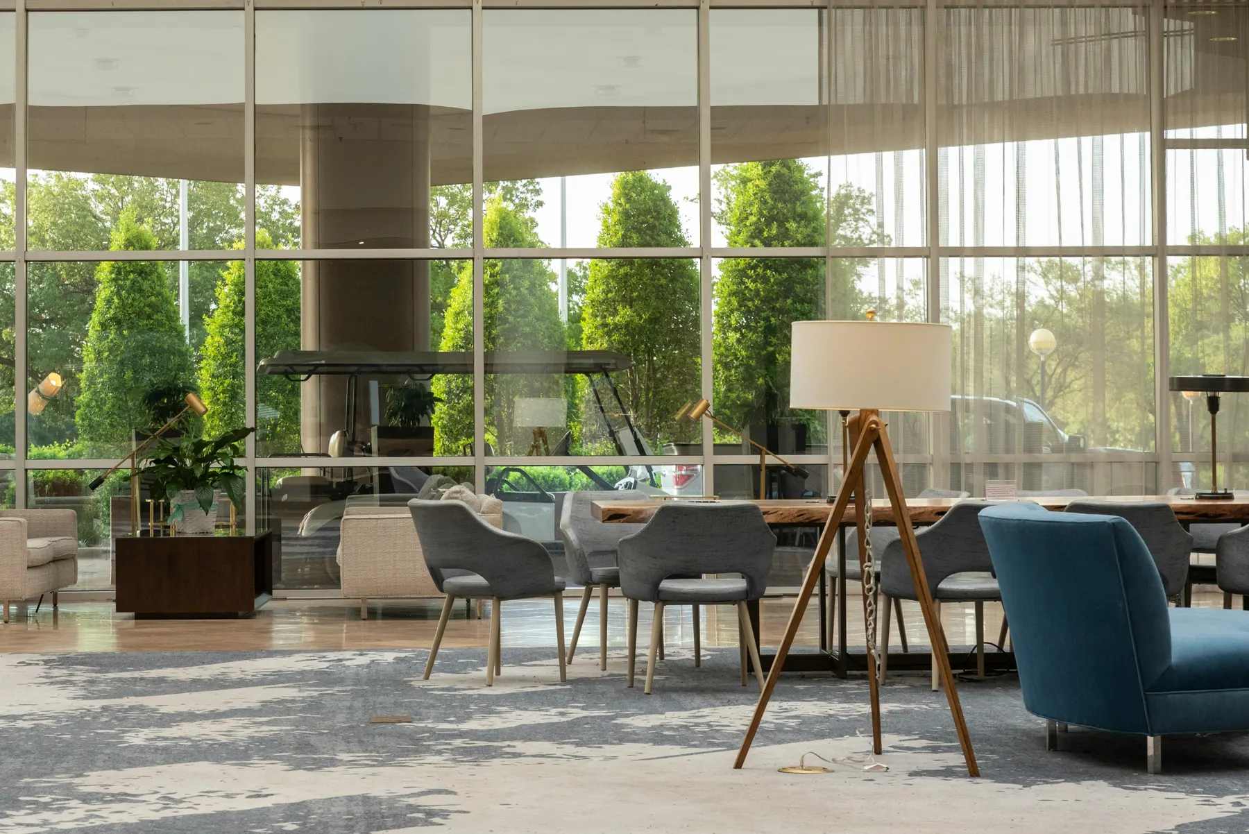 Helle Hotellobby mit Sitzgruppen und großen Fenstern